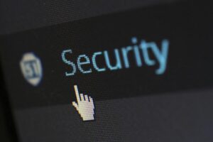 Zoom sur le curseur d'une souris qui va cliquer sur "Security".