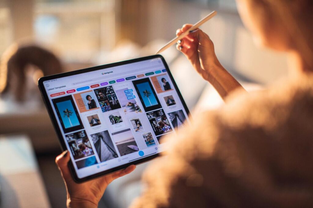 Une personne scroll sur sa tablette.